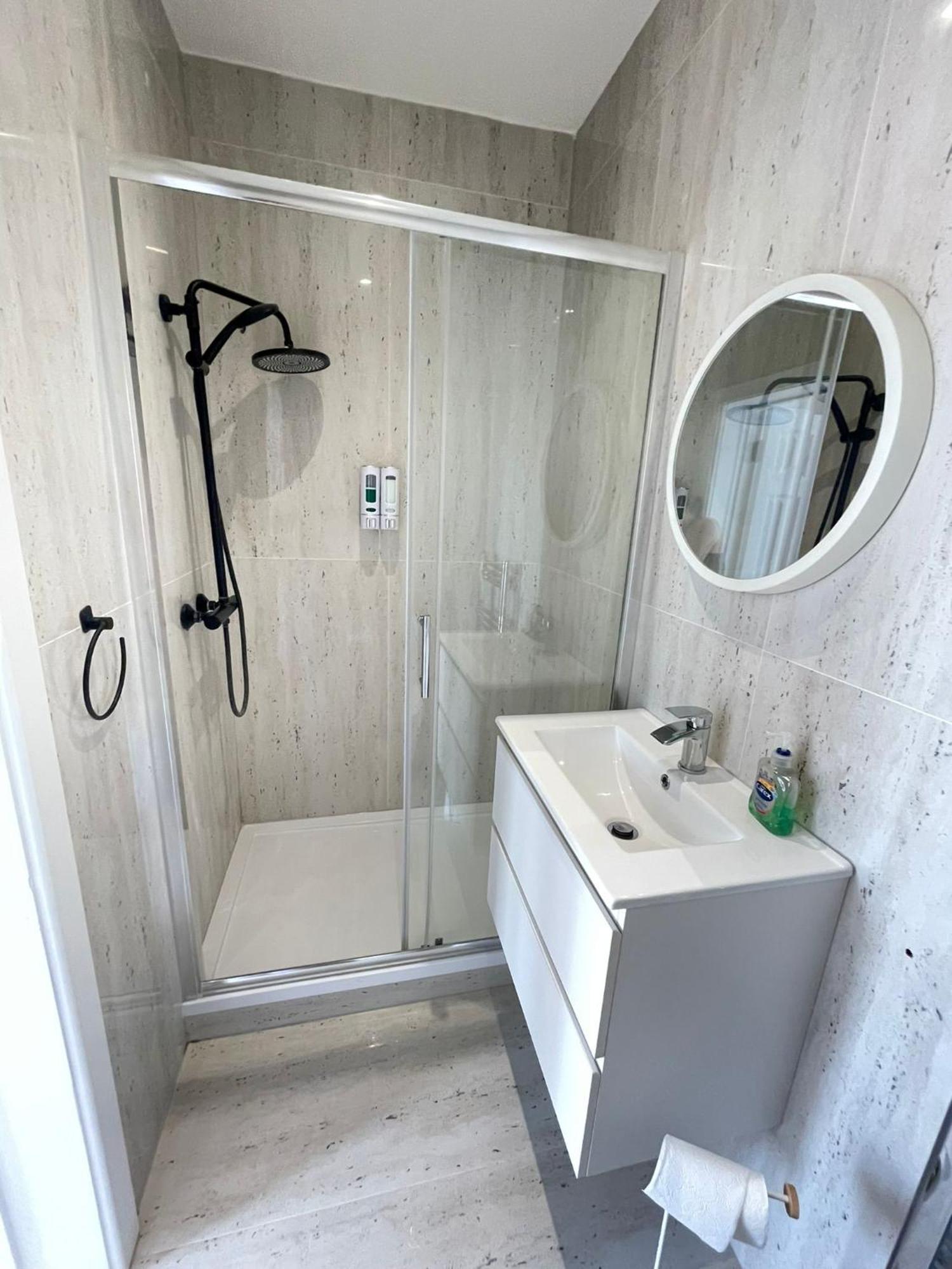 Comfortable Bay Window Stone Private Bathroom Edgware Екстериор снимка